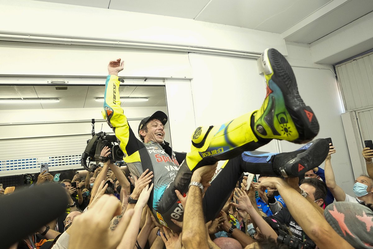 Valentino Rossi célébré par le team Petronas Yamaha SRT