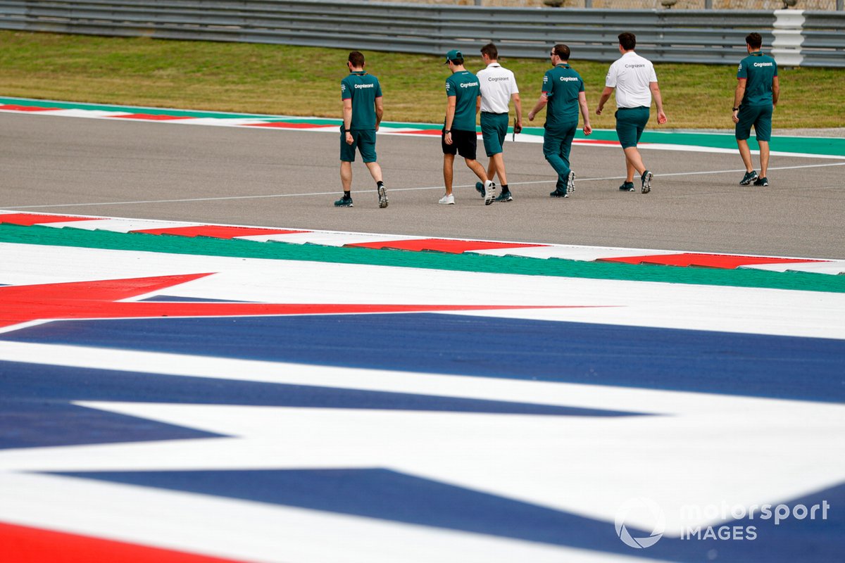 Paseo por la pista del equipo Aston Martin
