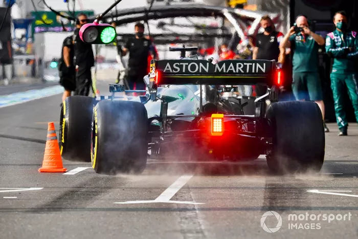 Lance Stroll, Aston Martin AMR21, sale de boxes