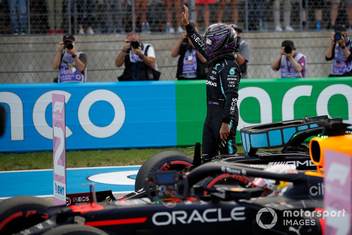 Lewis Hamilton, Mercedes, saluta i fan dopo le qualifiche