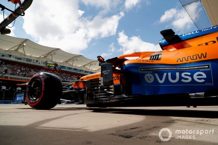 Daniel Ricciardo, McLaren MCL35M, sale del garaje