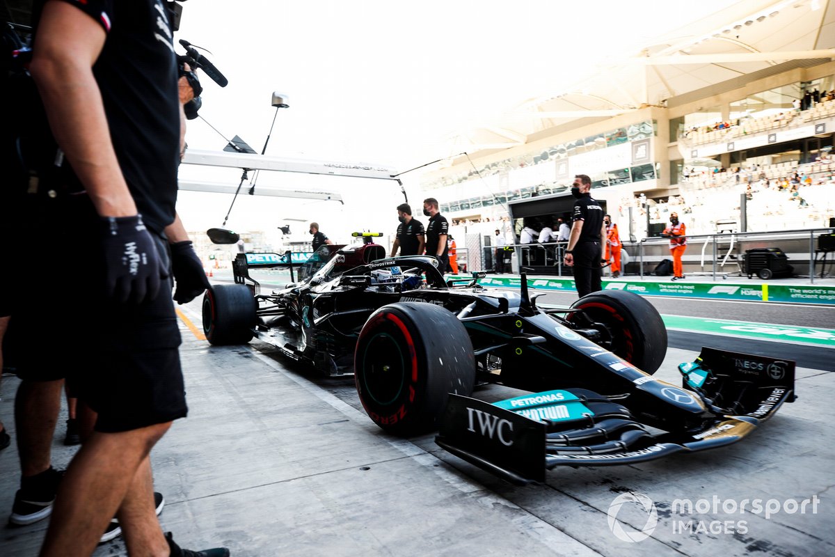 Valtteri Bottas, Mercedes W12, ai box durante le prove