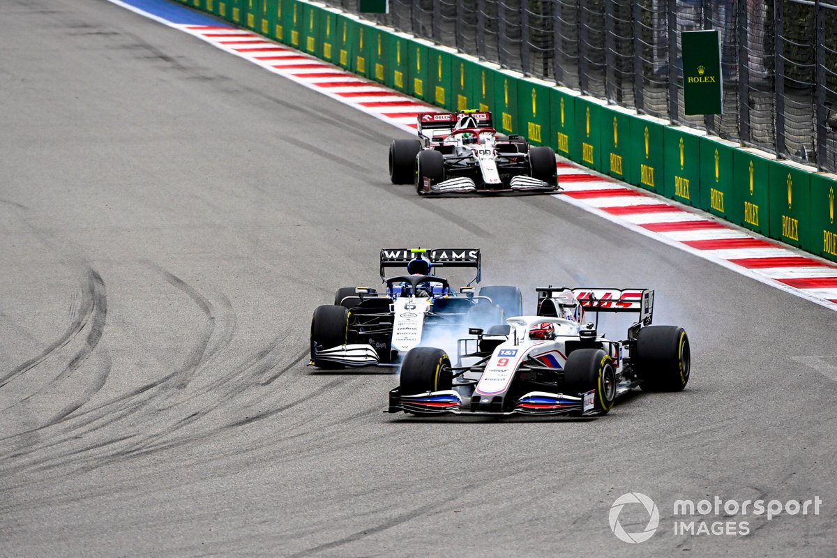 Nikita Mazepin, Haas VF-21, Nicholas Latifi, Williams FW43B, y Antonio Giovinazzi, Alfa Romeo Racing C41.