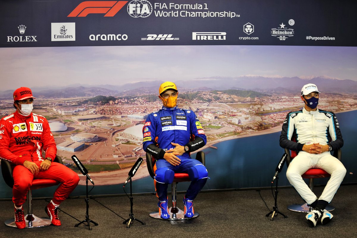 Carlos Sainz Jr., Ferrari, el ganador de la pole Lando Norris, McLaren, y George Russell, Williams, en la rueda de prensa posterior a la clasificación