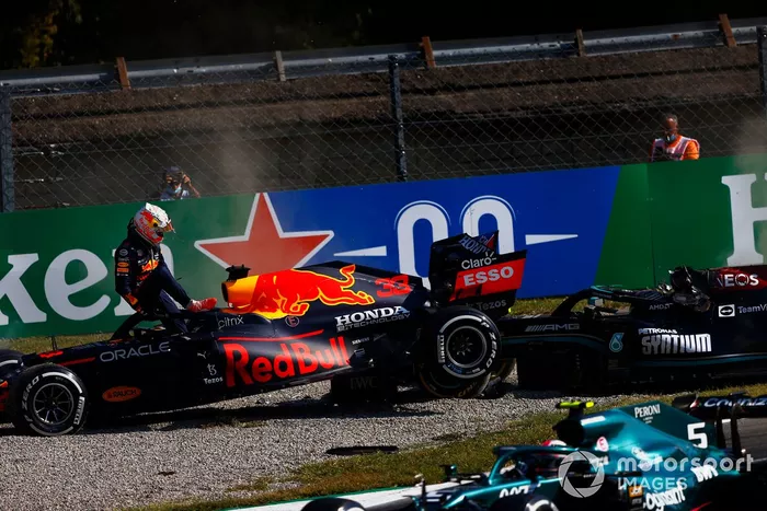 Max Verstappen, Red Bull Racing, se baja de su coche tras chocar con Lewis Hamilton, Mercedes W12 