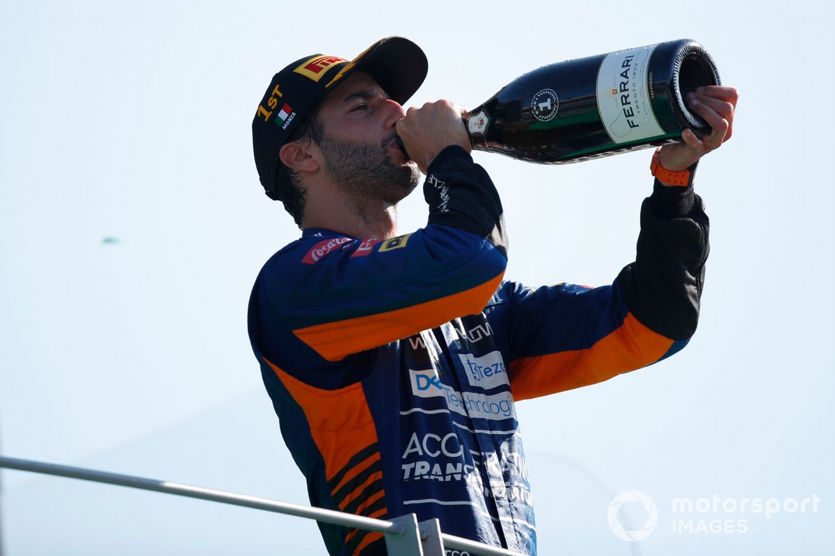 Daniel Ricciardo, McLaren, 1a posizione, beve Champagne sul podio