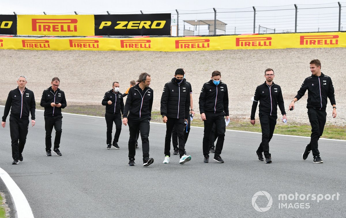 Esteban Ocon, Alpine A521 por la pista con los miembros del equipo