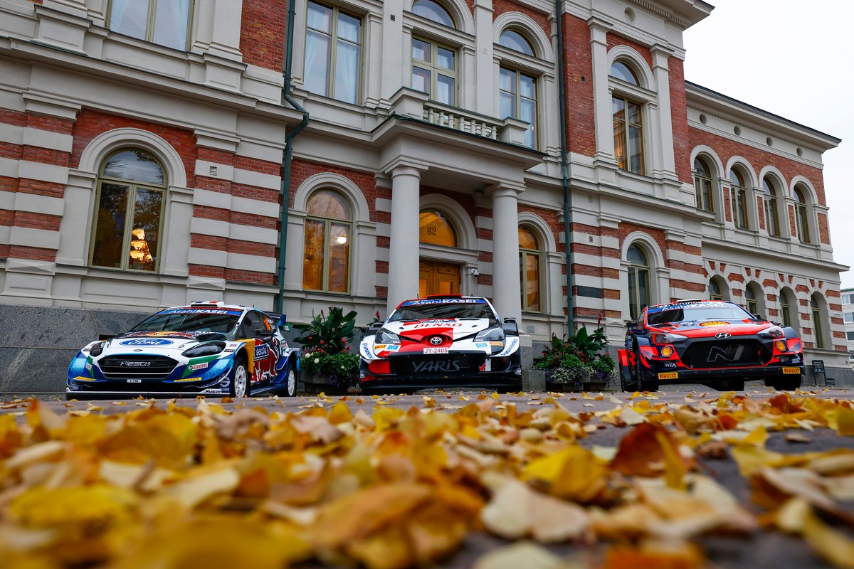 Les voitures d'Adrien Fourmaux, Renaud Jamoul, M-Sport Ford WRT Ford Fiesta WRC, de Kalle Rovanperä, Jonne Halttunen, Toyota Gazoo Racing WRT Toyota Yaris WRC, d'Ott Tänak, Martin Järveoja, Hyundai Motorsport Hyundai i20 Coupe WRC