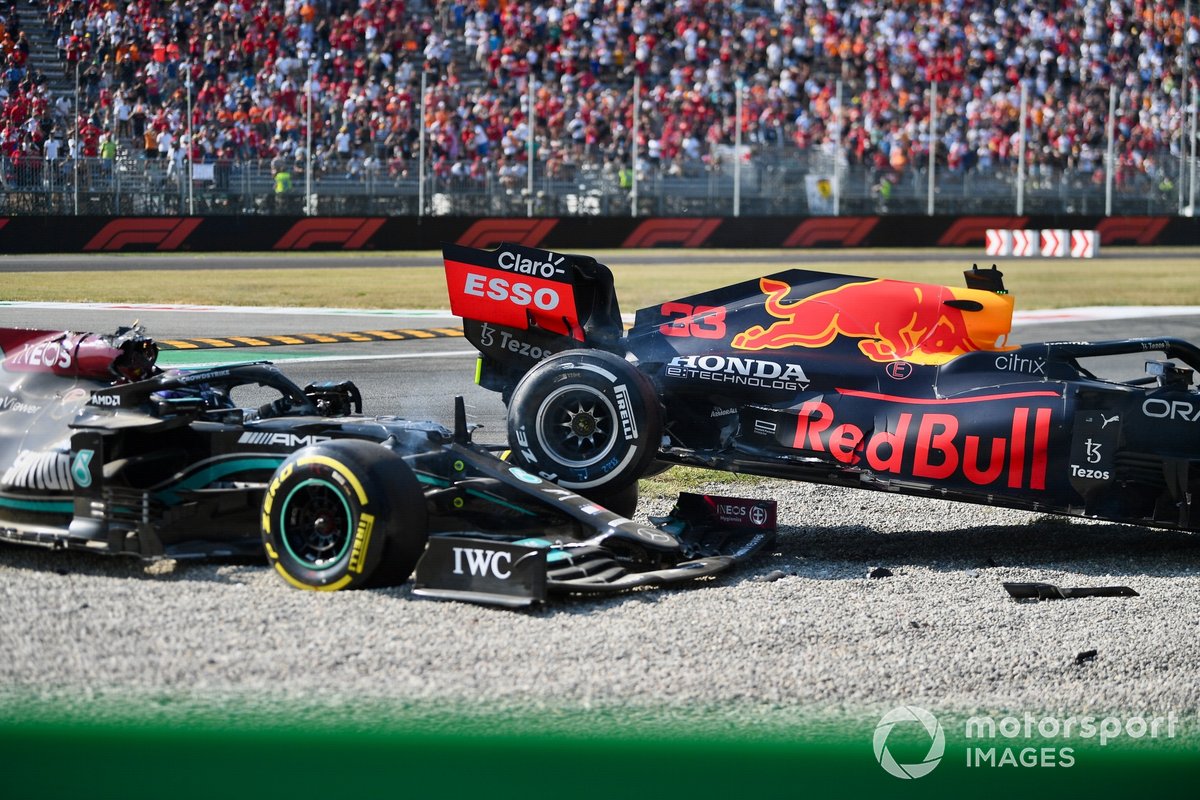 Secuencia del choque de Lewis Hamilton, Mercedes W12 y Max Verstappen, Red Bull Racing RB16B