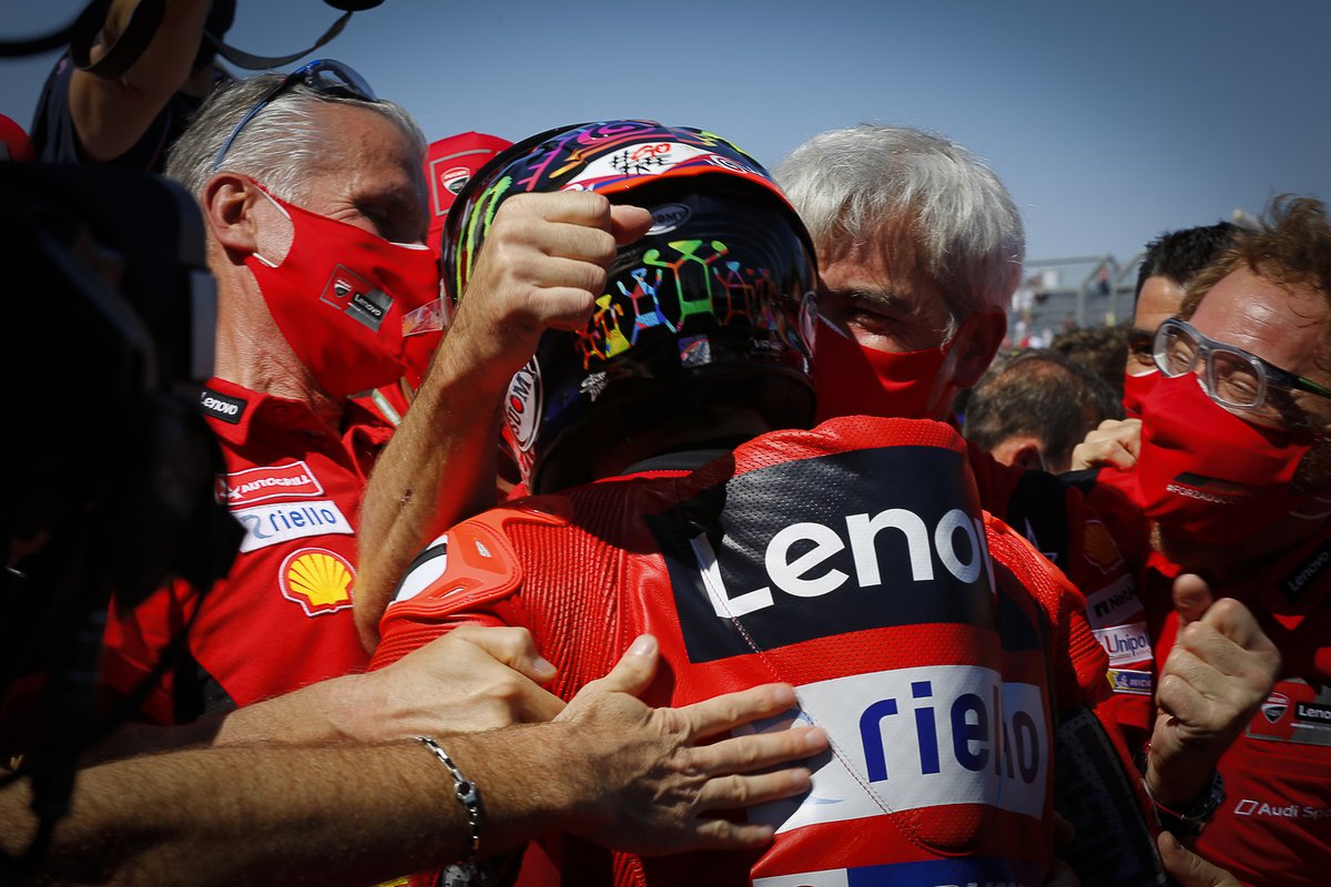 Ganador de la carrera Francesco Bagnaia, Equipo Ducati, celebra con Luigi DallIgna, Director General de Ducati Corse