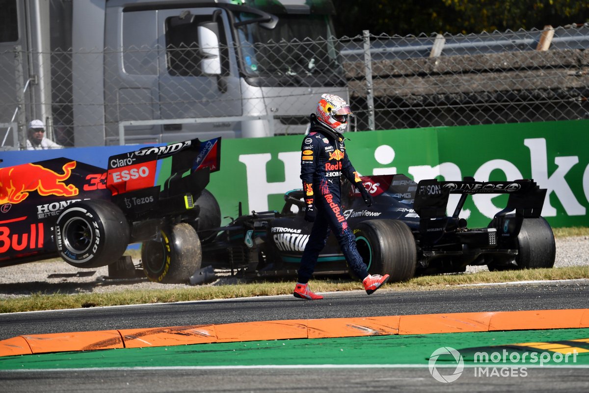 Secuencia del choque de Max Verstappen, Red Bull Racing, se aleja de su coche tras impactar con Lewis Hamilton, Mercedes W12