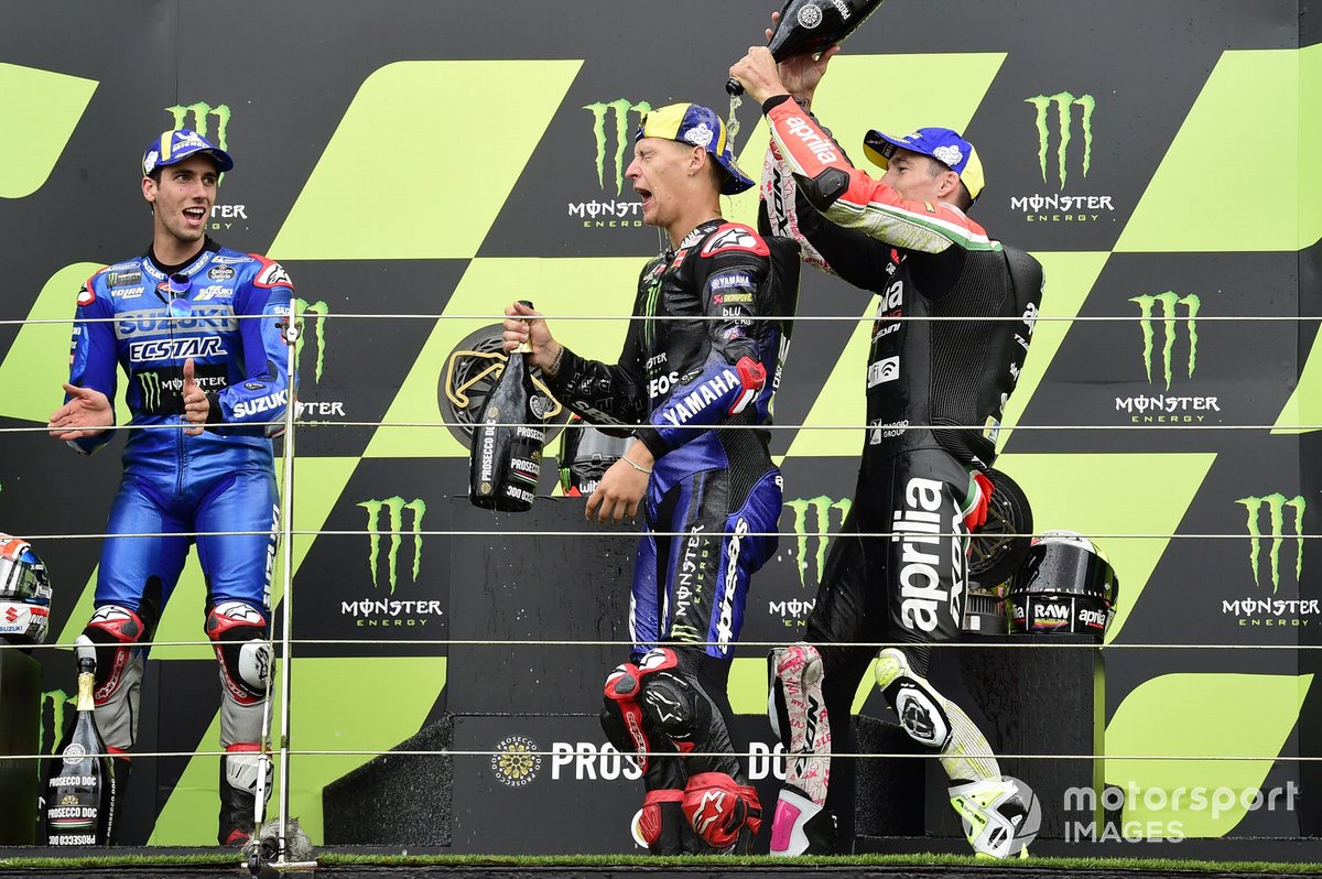 Il vincitore della gara Fabio Quartararo, Yamaha Factory Racing, secondo classificato Alex Rins, Team Suzuki MotoGP, terzo classificato Aleix Espargaro, Aprilia Racing Team Gresini