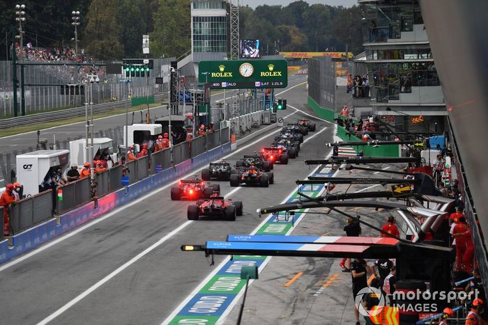 Los coches salen de boxes durante la clasificación