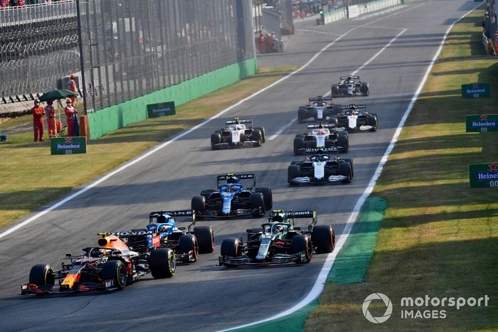 Sergio Pérez, Red Bull Racing RB16B, Fernando Alonso, Alpine A521, Sebastian Vettel, Aston Martin AMR21, Esteban Ocon, Alpine A521