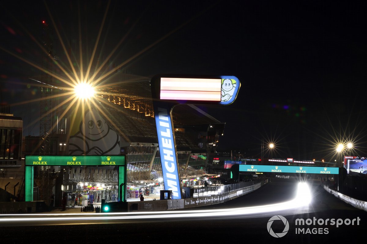 Acción en Le Mans de noche
