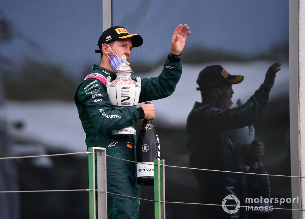 Sebastian Vettel, Aston Martin, secondo classificato, con il suo trofeo e lo Champagne
