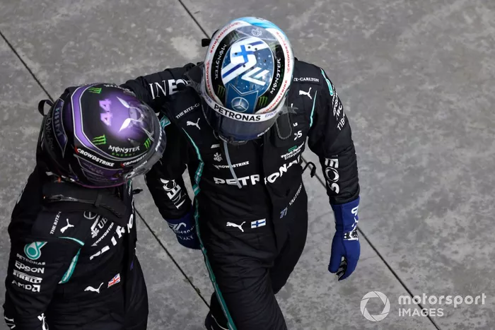 Pole Position de Lewis Hamilton, de Mercedes, es felicitado por Valtteri Bottas, de Mercedes, en el Parc Ferme