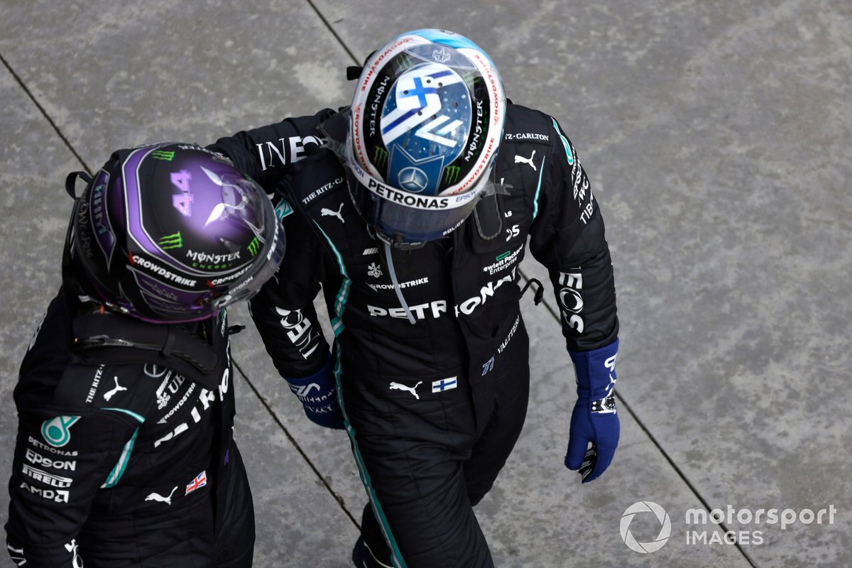 Pole man Lewis Hamilton, Mercedes, si congratula con Valtteri Bottas, Mercedes, al Parc Ferme