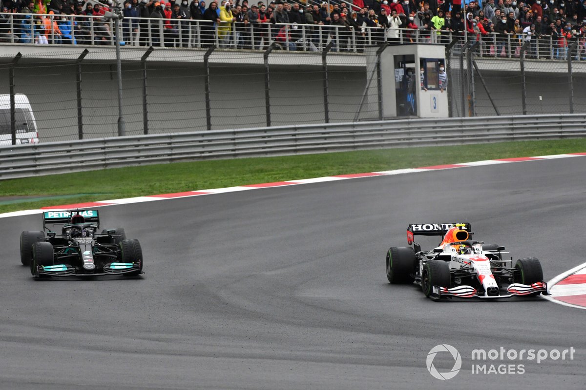 Lewis Hamilton, Mercedes W12, batalla con Sergio Pérez, Red Bull Racing RB16B