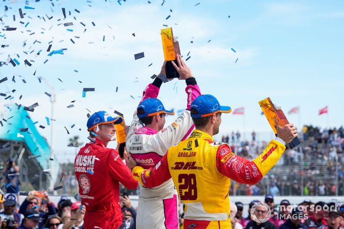 Podio: ganador Kyle Kirkwood, Andretti Autosport Honda, segundo lugar Romain Grosjean, Andretti Autosport Honda, tercer lugar Marcus Ericsson, Chip Ganassi Racing Honda