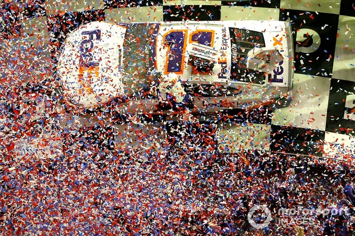 Denny Hamlin, Joe Gibbs Racing, Toyota Camry FedEx Express celebra en victory lane 