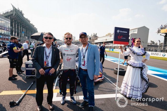 Un invitado posa para una foto con Sam Bird en la cuadrícula