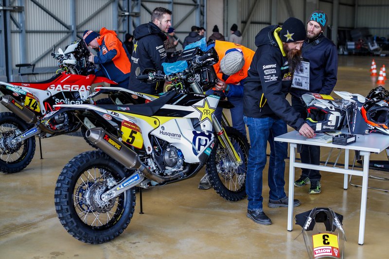 Verificaciones en Paul Ricard antes del embarque del Dakar 2020
