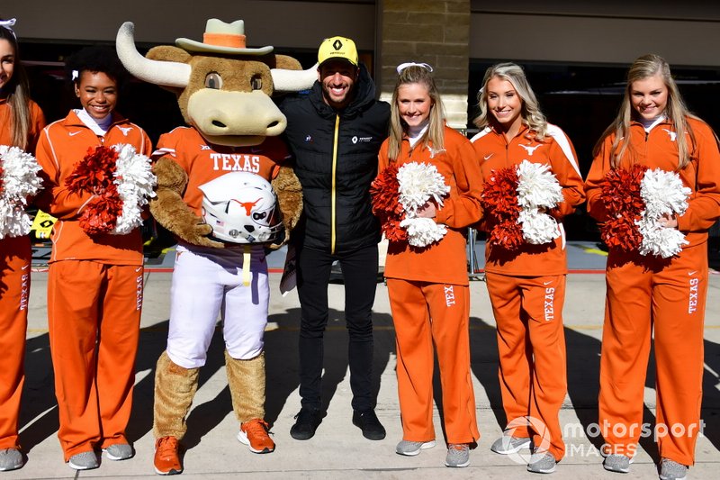 Daniel Ricciardo, del equipo Renault F1, conoce a las animadoras de los Cuernos Largos de Texas y muestra un nuevo diseño de casco