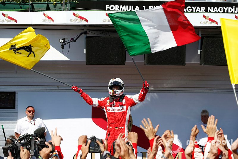 Il vincitore della gara Sebastian Vettel, Ferrari, al GP della Malesia del 2015