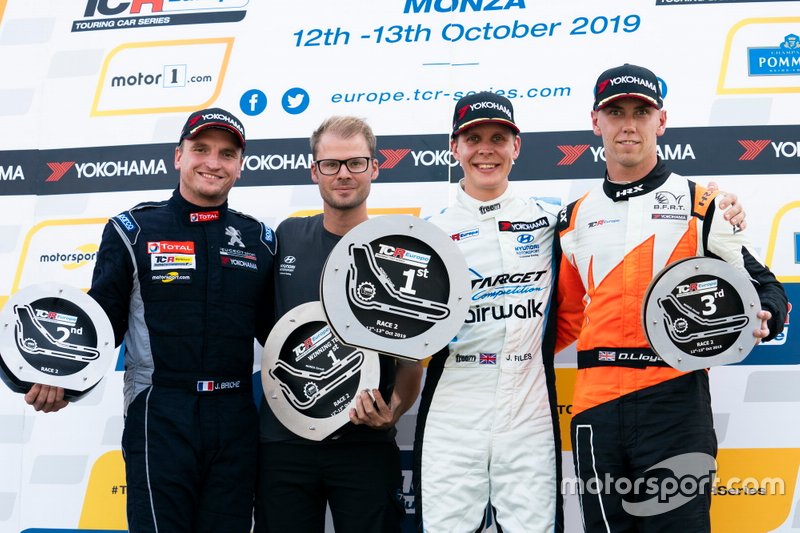 Podio: Il vincitore della gara Josh Files, Target Competition Hyundai i30 N TCR, secondo classificato Julien Briché, JSB Compétition Peugeot 308 TCR, terzo classificato Daniel Lloyd, Brutal Fish Racing Team Honda Civic Type R