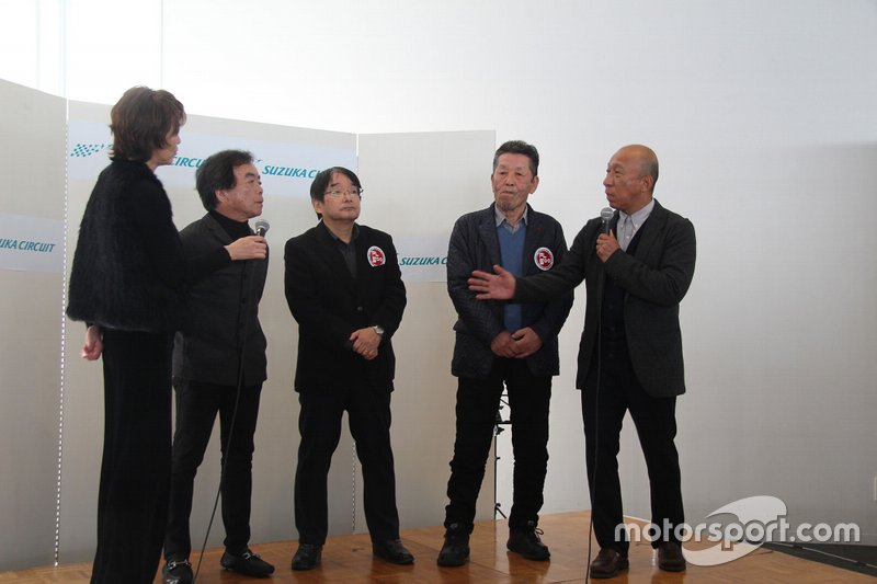 FL500時代の神谷さんとのエピソードが披露された。写真右からMC担当の福山英朗さん、ハヤシ・レーシングの林将一社長、マナティのデザインを担当した阿波秀男さん、そしてマナティの大野和幸代表
