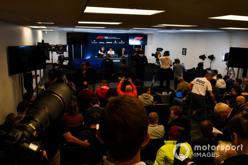 Ross Brawn, manager sportif F1, Chase Carey, président F1, et Nikolas Tombazis dévoilent les règles 2021 lors d'une conférence de presse