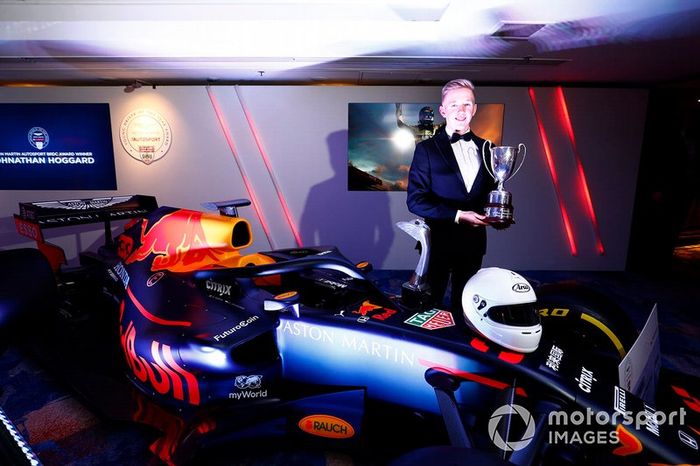 El ganador del Premio al Joven Piloto del Año Aston Martin Autosport BRDC: Johnathan Hoggard con el Red Bull Racing RB15