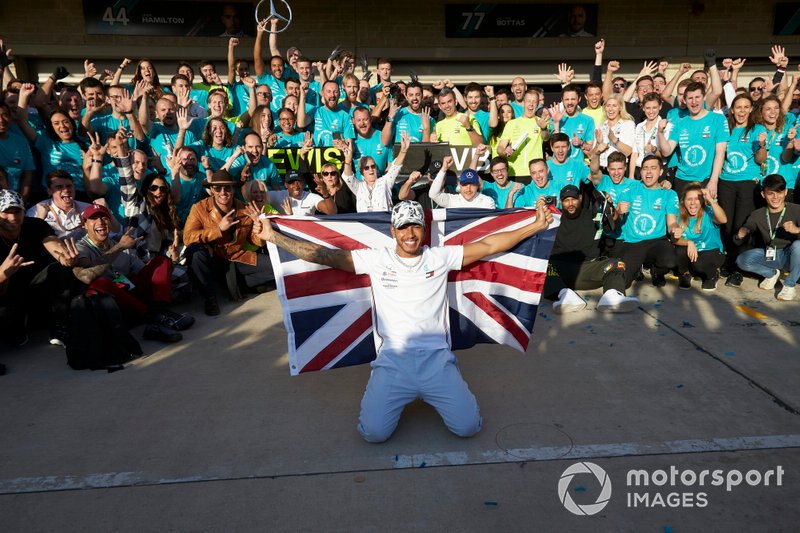 Lewis Hamilton, Mercedes AMG F1, festeggia la vittoria del titolo mondiale con il vincitore della gara Valtteri Bottas, Mercedes AMG F1, il team e l'attore Matthew McConaughey