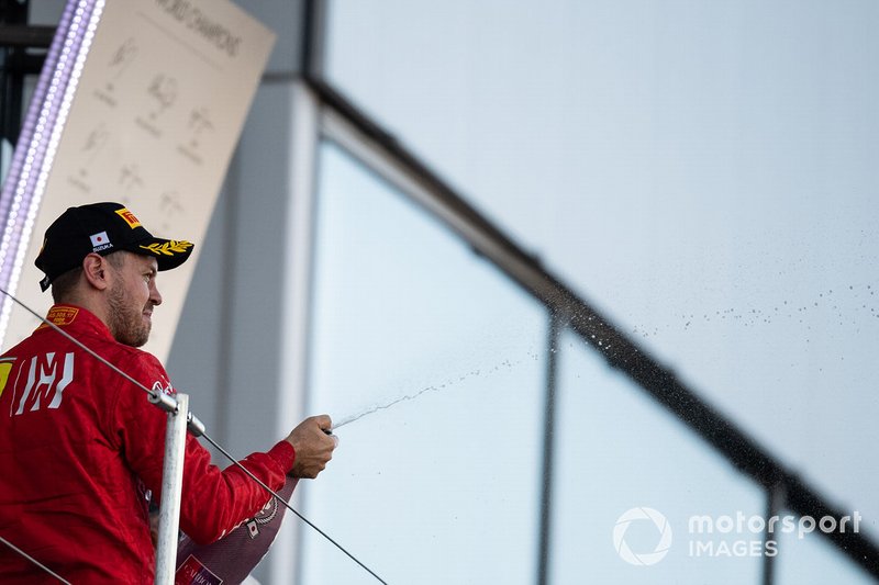 Sebastian Vettel, Ferrari, secondo classificato, spruzza Champagne dal podio