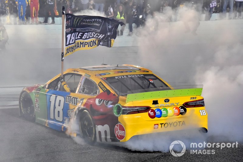 Кайл Буш празднует чемпионский титул в Monster Cup (высшая лига NASCAR) после финиша гонки в Хоумстеде