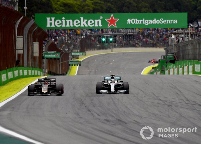 Lewis Hamilton, Mercedes AMG F1 W10, supera Kevin Magnussen, Haas F1 Team VF-19