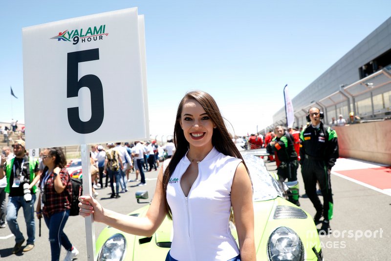 Grid girl, #12 Dinamic Motorsport Porsche 911 GT3 R: Laurens Vanthoor, Earl Bamber, Matt Campbell