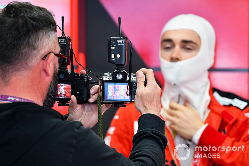 Camarógrafo en el garaje de Ferrari con Charles Leclerc, Ferrari