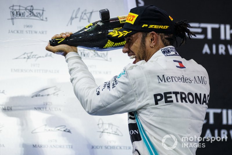 Lewis Hamilton, Mercedes AMG F1, primo classificato, festeggia con lo Champagne