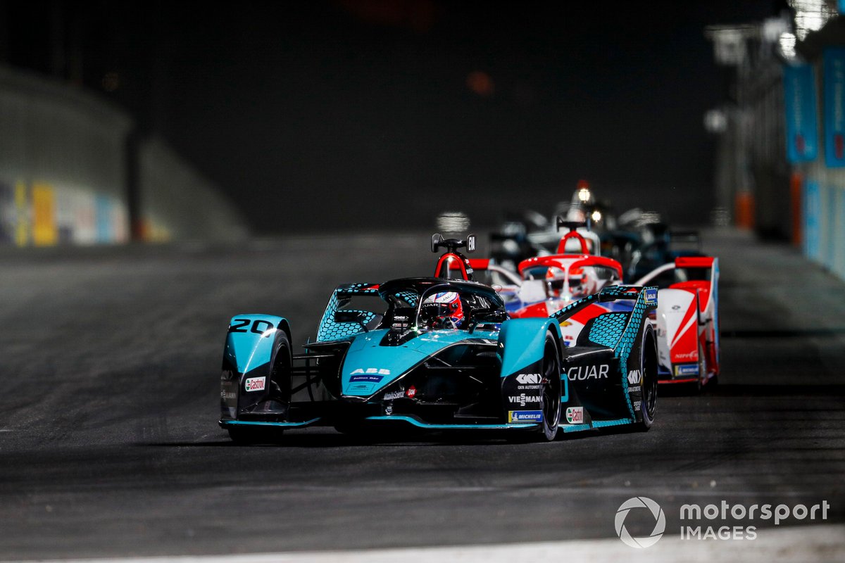 Mitch Evans, Panasonic Jaguar Racing, Jaguar I-Type 5, precede Alex Lynn, Mahindra Racing, M7Electro