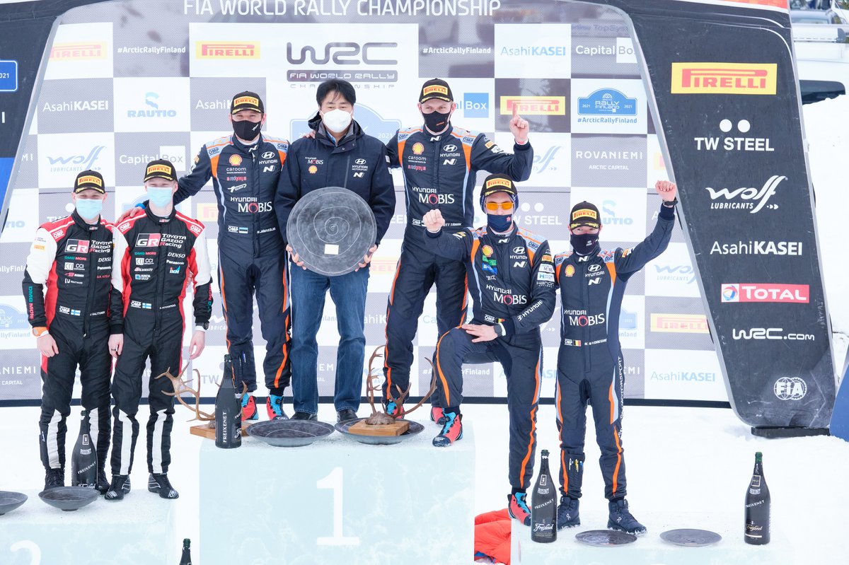 Podio: Ott Tänak, Martin Järveoja, Hyundai Motorsport Hyundai i20 Coupe WRC. Scott Noh, presidente de Hyundai, Kalle Rovanperä, Jonne Halttunen, Toyota Gazoo Racing WRT Toyota Yaris WRC. Thierry Neuville, Martijn Wydaeghe, Hyundai Motorsport Hyundai i20 Coupe WRC