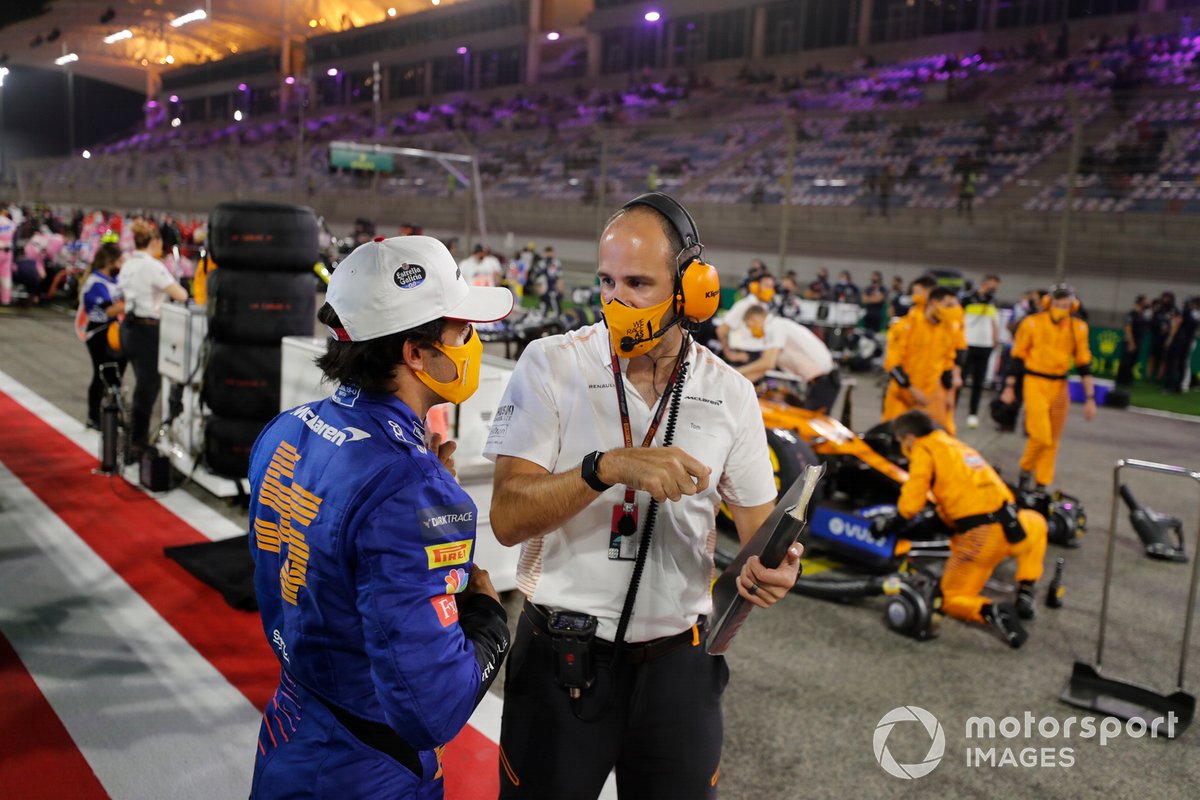 Carlos Sainz Jr., McLaren, con su ingeniero