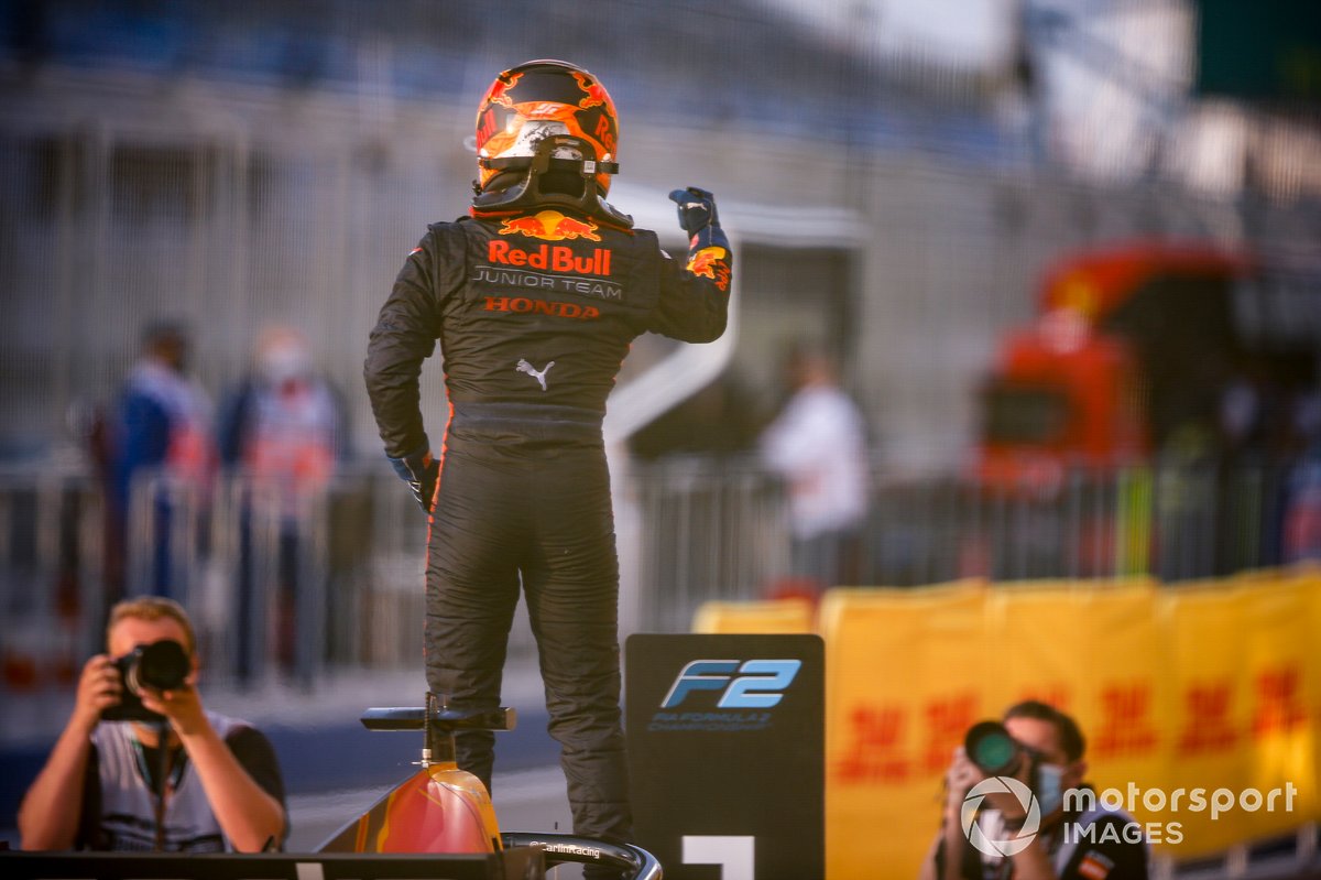 Il vincitore della gara Yuki Tsunoda, Carlin festeggia al Parc Ferme