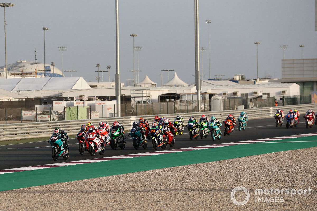 Start action, Darryn Binder, Petronas Sprinta Racing leads