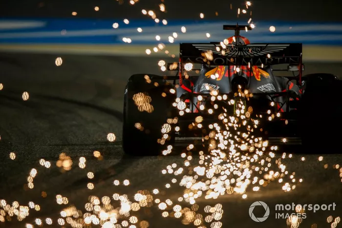 Scintille che escono dall'auto di Max Verstappen, Red Bull Racing RB16