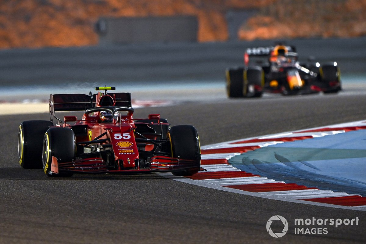 Carlos Sainz Jr., Ferrari SF21, Max Verstappen, Red Bull Racing RB16B