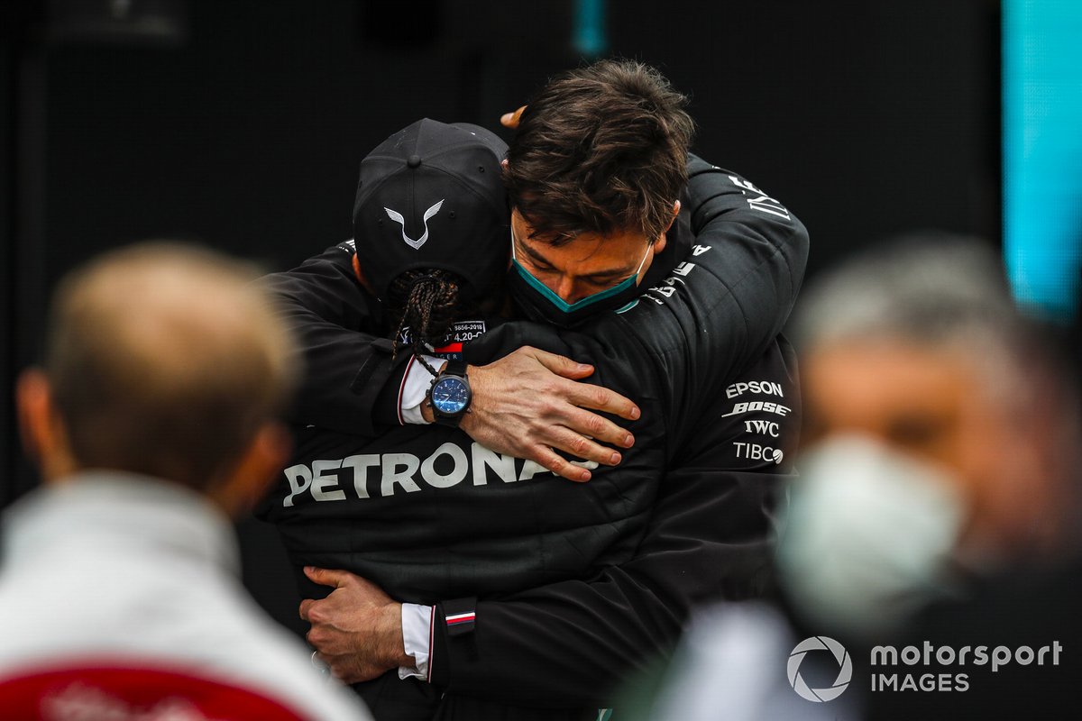 Lewis Hamilton, Mercedes-AMG F1, celebra en Parc Ferme después de asegurar su séptimo campeonato mundial con Toto Wolff, Director Mercedes AMG