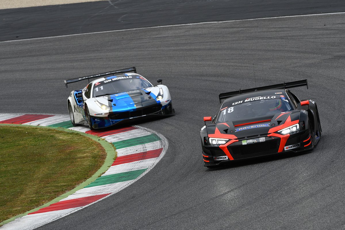 #18 Rutronik Racing by TECE: Michael Doppelmayr, Pierre Kaffer, Elia Erhart, Swen Herberger, Audi R8 LMS GT3 precede la #11 MiddleCap racing with Scuderia Praha: Miroslav Výboh, Matúš Výboh, Josef Kral, Ferrari 488 GT3 Evo 2019