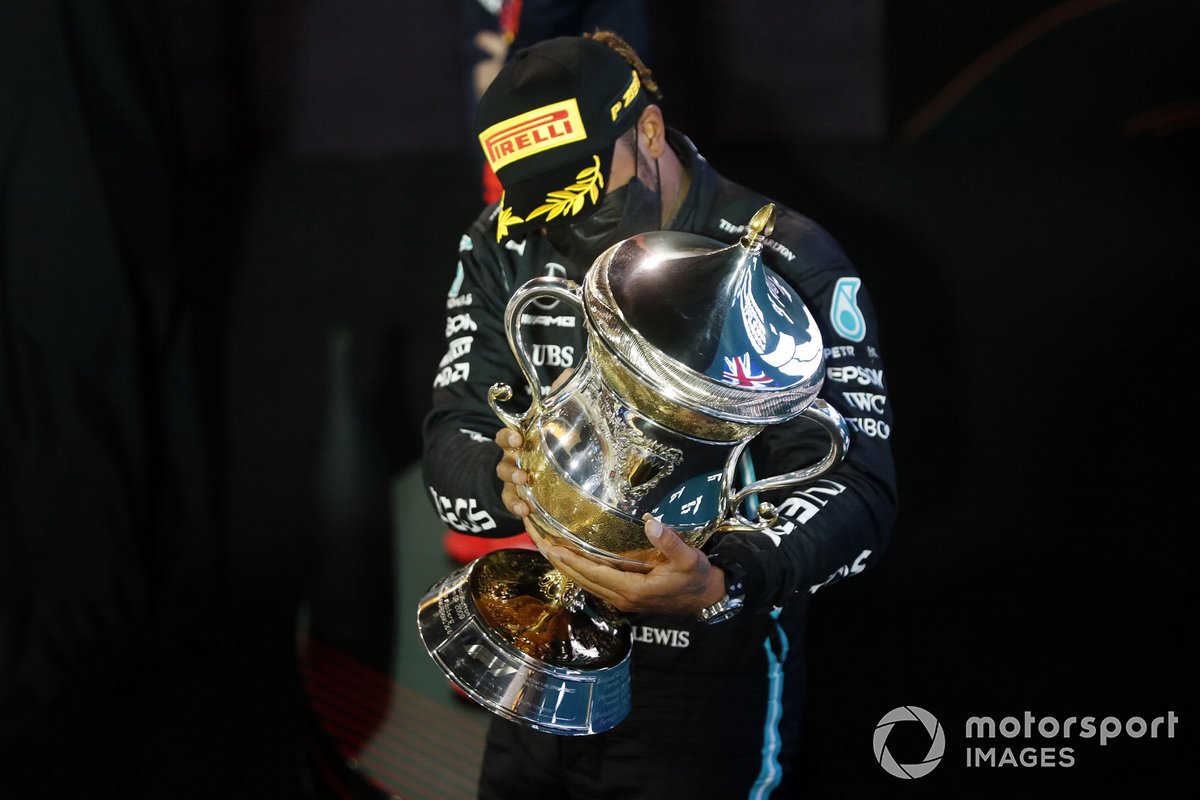 Lewis Hamilton, Mercedes, 1° posto, sul podio con il trofeo